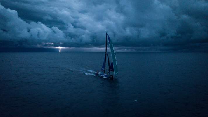   Il team AkzoNobel di Simeon Tienpont è stato colpito da un temporale in mare l'ultima notte prima di tagliare il traguardo.