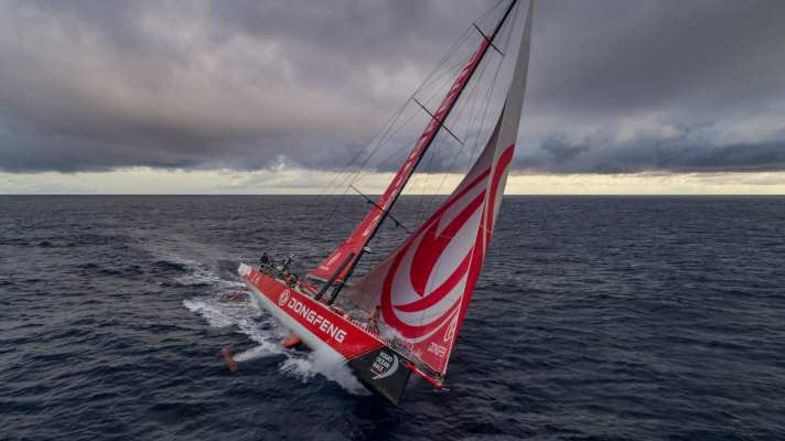   Charles Caudreliers Dongfeng Race Team lag am Dienstagmorgen auf Platz 2 hinter Bouwe Bekkings Team Brunel