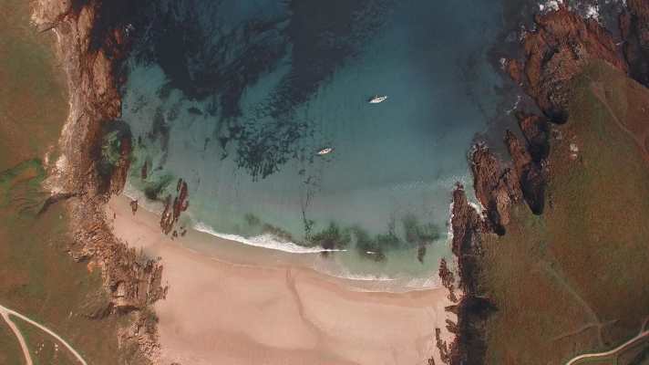   Mouiller sur des plages de rêve : Sur la côte atlantique espagnole et portugaise, les amis trouvent toujours des baies impressionnantes.