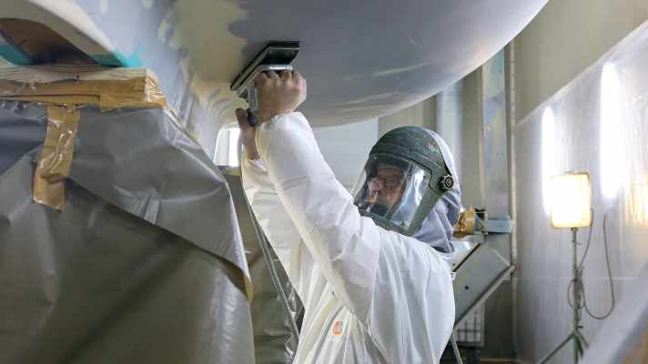To ensure that the hull is once again clean, compressed air-driven sanding boards with 40 to 80 grit are used