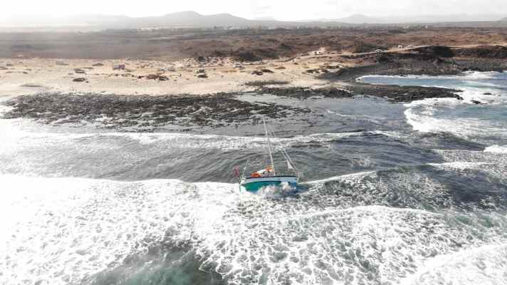 Uno spettacolo terribile: Lo "Spirit" è stato vittima del suo skipper troppo stanco al largo di una costa sottovento