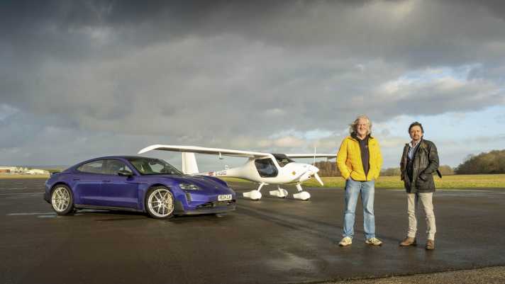 James May und Richard Hammond haben Taycan Turbo GT und Pipistrel Velis Electro gegeneinander antreten lassen. 129 Kilometer Luftlinie mit einem Landestopp zum Laden gegen 174 Kilometer auf englischen Straßen. Resultat: Der Porsche machte das Rennen.