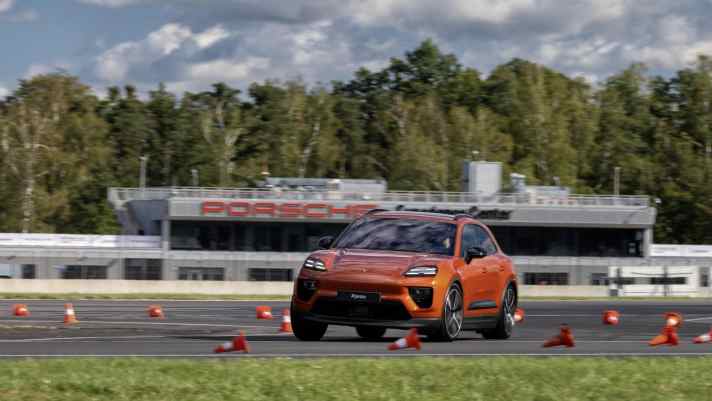 Der elektrische Macan stellt­ immer wieder sein gutes ­Handling unter Beweis, wie hier bei den e-Performance Days auf dem Porsche Driving Center Silesia Ring in Polen.