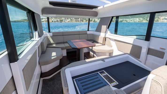 Im Heck der Axopar 45 XC Cross Cabin befindet sich eine Sitzecke und eine funktionale Pantry.