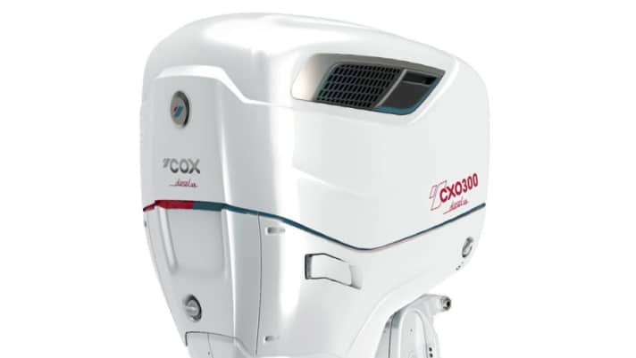 Diesel: The Cox CXO300 diesel outboard is not only 121 kilograms heavier than the petrol engine, it is also much bulkier and larger. 
The lower fuel consumption of up to 25 per cent according to the manufacturer could not be confirmed in the test. However, the diesel scores with other strengths.