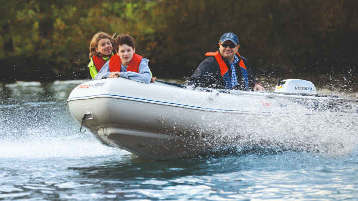 Splashing spray, happy passengers. With the right tactics, the water stays out after jumping over the wave.