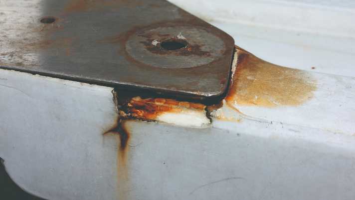 Infiltration: If water cannot drain out of gaps, this leads to corrosion and stubborn discolouration in the gelcoat.