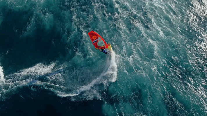 Johannes Hertel: "Wenn ich wirklich gut werden will, muss ich dahin, wo die besten Bedingungen und die besten Surfer sind."