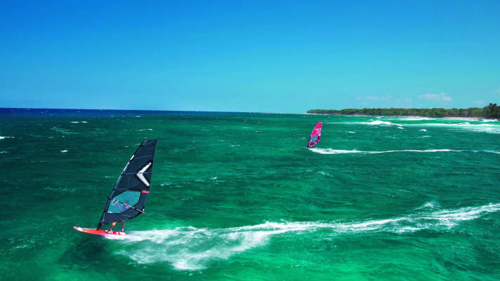 Encuentro: Konstanter Passatwind für das 5,0er-Segel, dazu blaues Wasser vor von Palmen gesäumten Stränden – die Dom Rep erfüllt alle Karibik-Klischees.