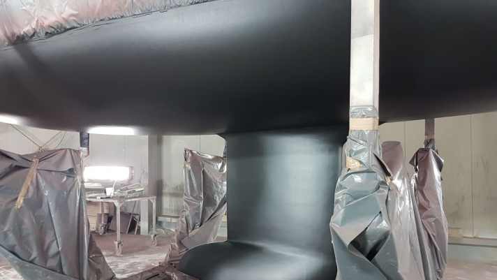 Thanks to the smooth substrate and airless spraying, the anti-fouling protection is also beautifully smooth. The self-polishing antifouling lasts for many years and only needs to be partially touched up