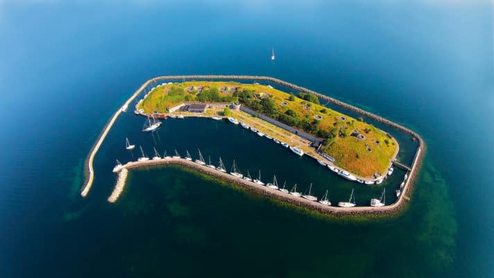 L'isola artificiale è circondata da un molo, con spazio per molti yacht nel mezzo. Ci si aspettano pacchetti