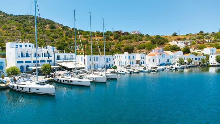 Nisyros: il porto principale di Mandraki è troppo mosso, meglio andare a Paloi a nord-est. Tuttavia, l'avvicinamento si sta insabbiando molto, a luglio era solo di circa 2,30 metri. Informatevi prima di entrare in porto o procedete lentamente! Al porto c'è un servizio di noleggio di motorini (20 euro al giorno) e buoni ristoranti.