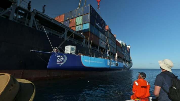   "Vestas Wind" wird auf ein Containerschiff gehoben