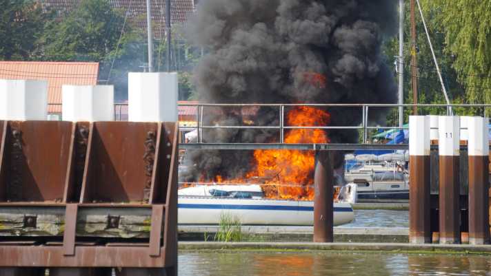   Se l'incendio raggiunge queste proporzioni, lo yacht non può più essere soccorso.
