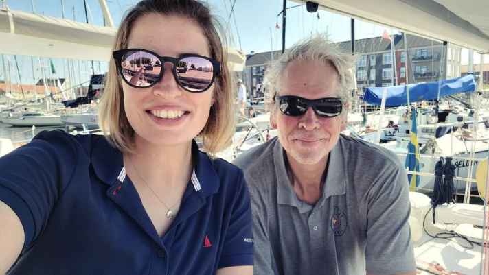   Leur première régate commune a été la course en double Baltic 500 en 2019, lorsque Lisa Berger est tombée amoureuse de la mini-voile grâce à l'opportunité de naviguer spontanément avec Claus Pedersen. Plus tard, la jeune et dynamique Autrichienne est devenue championne d'Europe de course au large en équipage mixte avec Christian Kargl, avant que la discipline ne soit rejetée par le CIO sur le chemin de la première olympique.
