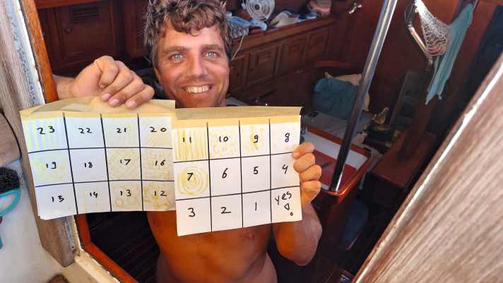   The couple count the days until their long-awaited arrival in Hiva Oa. One more week! A good reason for a beaming smile, because life on board in permanently rolling seas is extremely exhausting