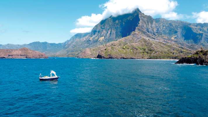  We made it! After 24 days at crawl speed, the "Blue Beryl" reaches Hiva Oa. For Yvette and Alexander, for weeks it was "a space that is less a luxury boat and more a survival bunker"