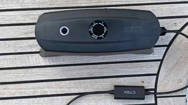   Unità centrale. Gli ingressi e le uscite si trovano sul lato, i controlli sulla parte superiore del dispositivo, che contiene una batteria al litio.