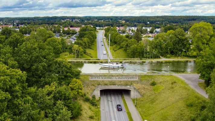 Swimming over moving cars? This is possible with your own yacht on the Göta Canal in Sweden