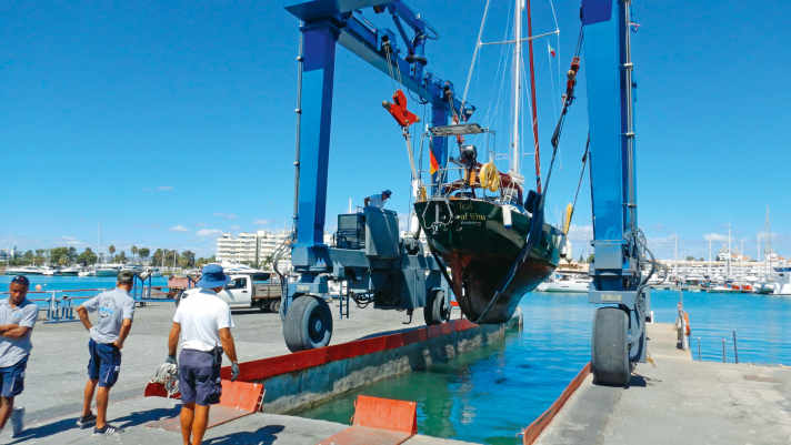 In Brest muss ein neuer Motor eingebaut werden, der alte war infolge eines Wasser­­schadens schwer beschädigt