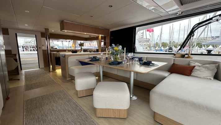 Bali 5.8: hull length 17.65 m, width 9.06 m, weight 24.9 tonnes, from 1.73 million euros