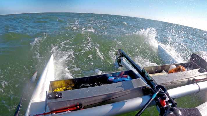 In großen Metallboxen am Heck verschwindet beim Segeln ein Teil der Ausrüstung