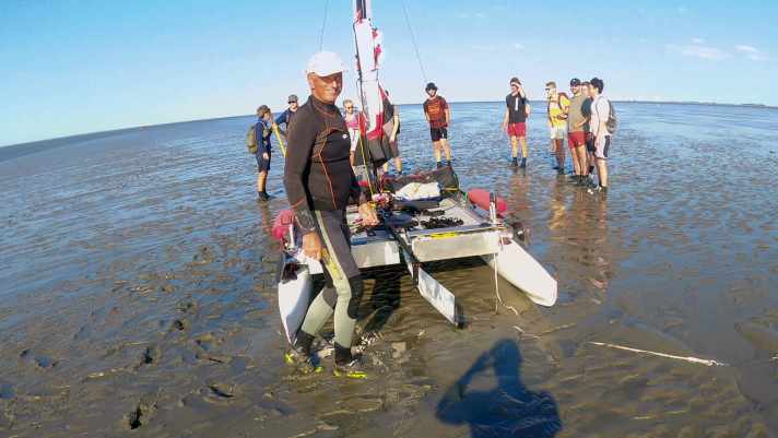 At low tide, the sailor is marvelled at by mudflat walkers. Soon the journey continues