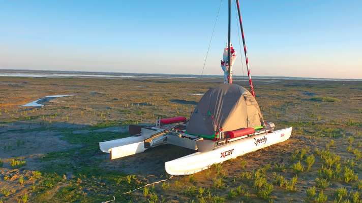 Kein anderer Mensch weit und breit. Michael Kujawa mit seinem trocken­gefallenen Kat am östlichen Zipfel von Schiermonnikoog