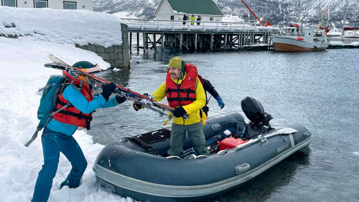 Mit dem Dingi wird die Crew samt ihrer Skiausrüstung an Land gebracht. Ein nicht immer ganz einfaches Unterfangen