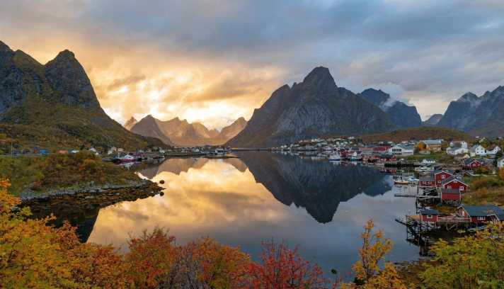 The village of Reine in the south-west of Lofoten with its rorbuers (fishermen's huts) is one of the most photographed motifs in the archipelago.