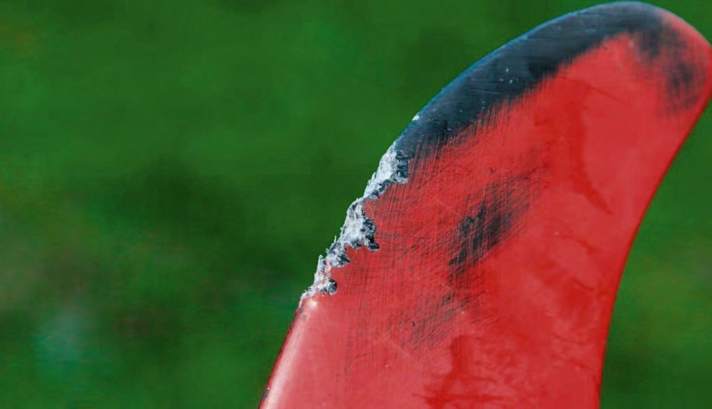 Damage of this kind to the fin is an exclusion criterion when buying - or should be repaired urgently. Minor defects are at least an argument when negotiating the price.