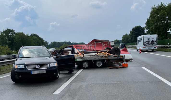   Scivolato involontariamente. Il rimorchio non sembra essere stato costruito per il trasporto di barche. Ricorda un rimorchio per auto con supporti improvvisati, che accompagnava lo yacht.