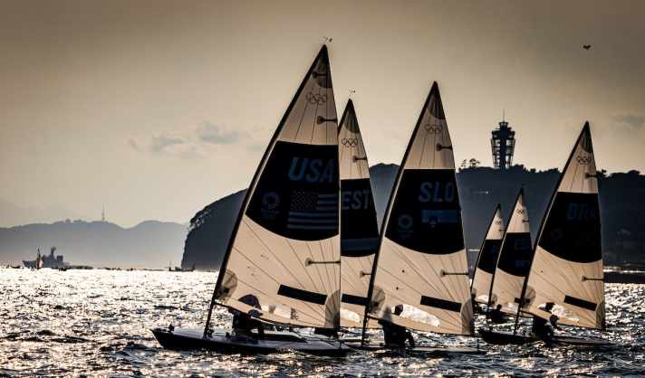   Il fotografo di Sailing Energy, Jesús Renedo, ha immortalato questa bellissima scena laser di fronte alla "Candela del mare" di Enoshima.