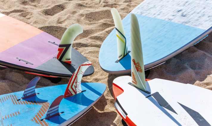 Fin placement and strap options reveal a lot about the area of use. The further out the straps are and the straighter the fins are, the more a board is designed for speed and performance.