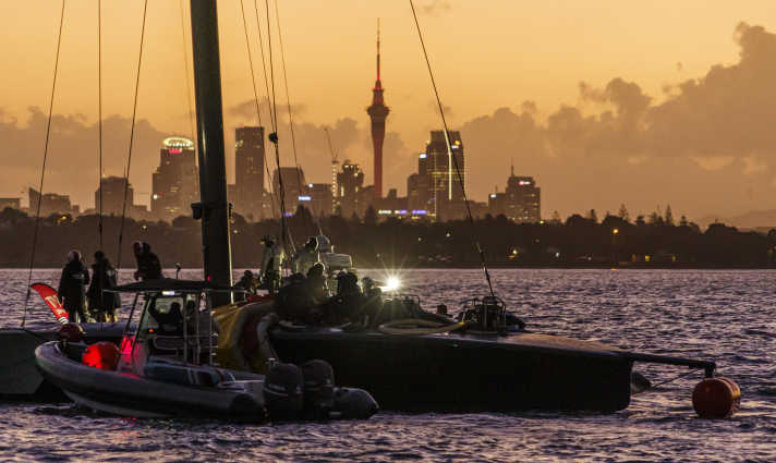   Bei einbrechender Dunkelheit wird "Patriot" in den Hafen geschleppt