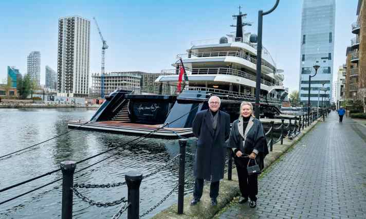Mit seiner Lebensgefährtin Vanessa vor „Here Comes The Sun“ in London