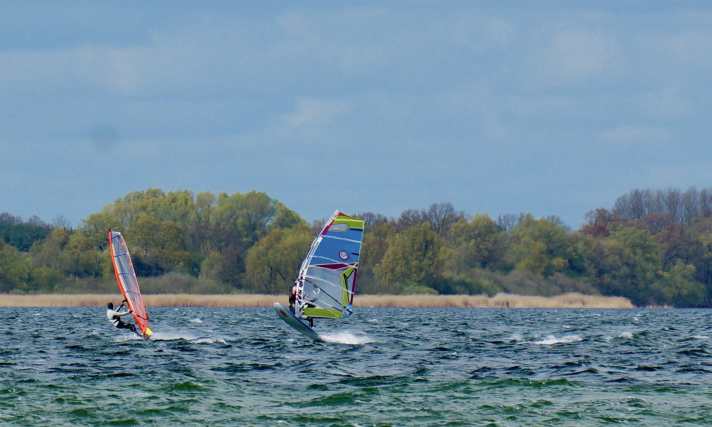 Not just a spot for the summer - the Müritz locals let it rip all year round. On this windy day in Gotthun Hirschberg.