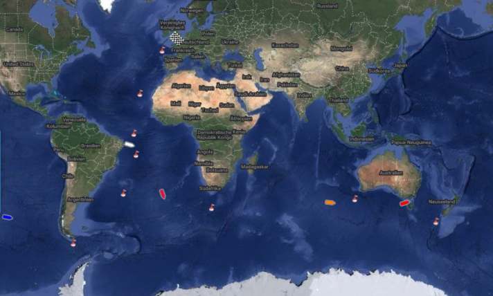 Dans le sens des aiguilles d'une montre, on fait le tour du globe dans la mer du Sud. Le site web des organisateurs permet de suivre la position des participants. De gauche à droite : Huber-Curphey (bleu), Maiffrédy (rouge), Pascual (orange), Switala (rouge). Huglo n'est pas visible sur la carte. Il est en train de passer de la droite à la gauche de la carte. Le symbole blanc correspond à l'emplacement d'Eric Beauvilain. Il s'est retiré prématurément.
