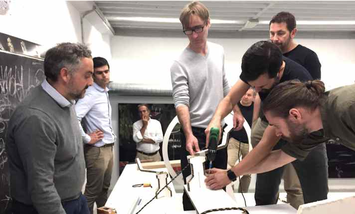   Bei der Feinabstimmung am Cockpit-Modell: Links Gianguido Girotti und Damien Jacob von Beneteau, hinten Stylist Lorenzo Argento, Konstrukteur Sam Manuard mit Seascape-Chef Andraz Mihelin (beide stehend), Miha Klinar (Gesellschafter von GigoDesign (dazwischen) mit Luka Stepan (Gigo-Chef) und Martin Sostaric (Gigo-Designer) für Seascape