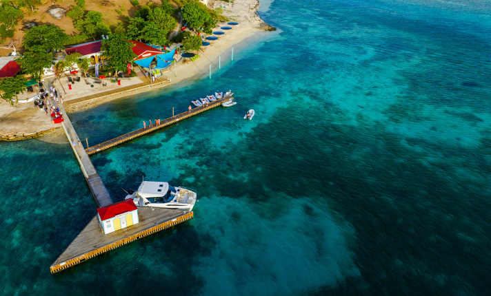 Il molo con attracco per i gommoni di fronte alla spiaggia
