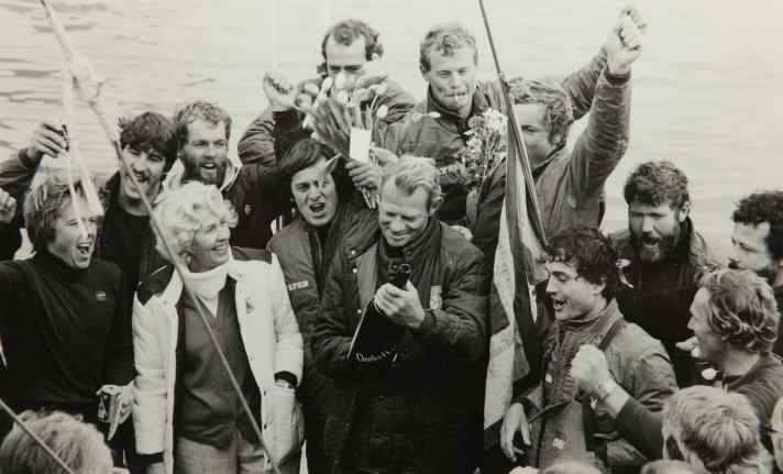   Van Rietschoten und seine "Flyer II"-Crew: Schräg rechts hinter dem Skipper steht der junge Grant Dalton