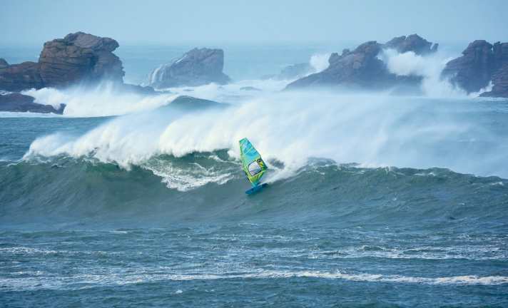  Île Vierge defies the Atlantic as a rocky outpost