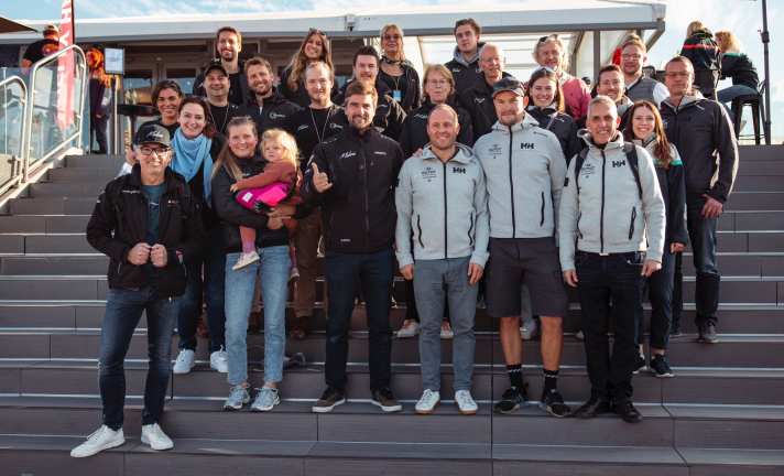 Dieses Gruppenbild entstand am Tag vor dem Start. Boris Herrmann und Robert Stanjek hatten alle Deutschen im The Ocean Race zum spontanen Shooting im Race Village gebeten