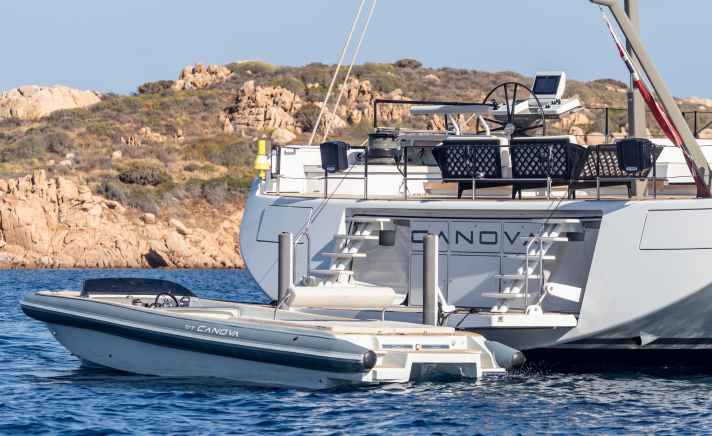 Nice mirror: To ensure that the stern and the opening are not too wide and the weight remains low, the crew tender is hoisted out of the deck hatch using a cable winch. Passerelles extend from the small rectangles and the titanium steering wheels are positioned far outwards. | n.