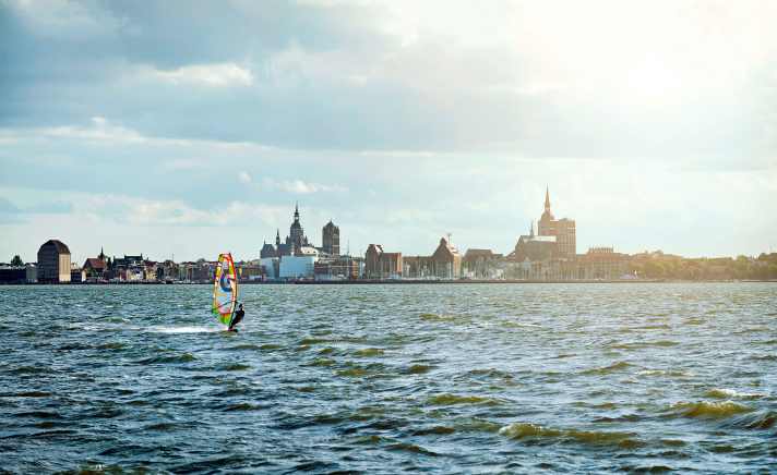 Every wind direction works somewhere in Stralsund. However, having the university so close behind you could make you feel guilty. But there's always the "escape" to the nearby island of Rügen.