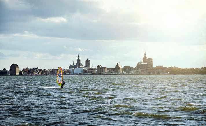In Altefähr you cruise with a view of the historic old town of Stralsund.