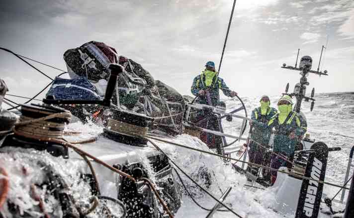   AkzoNobel is in the leading group on the southern course behind Team Brunel