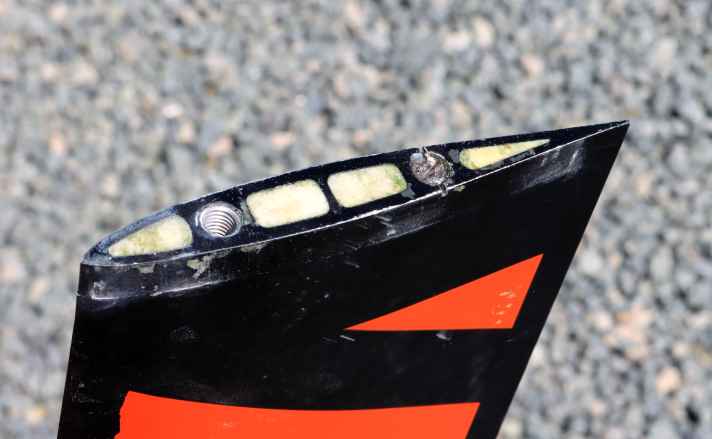 When the plate is removed, the problem becomes apparent: one screw has been torn off (right) and is firmly stuck in the thread