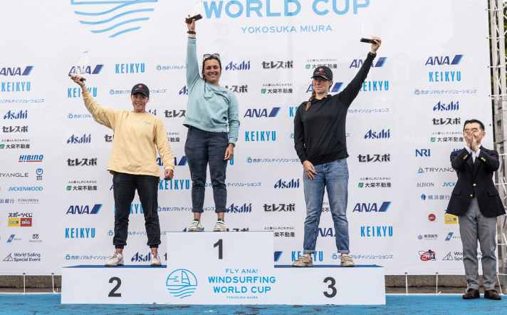 Bei ihrem ersten World Cup fuhr Justine gleich aufs Podium - gemeinsam mit ihren Vorbildern und Mentorinnen Marion Mortefon und Delphine Cousin