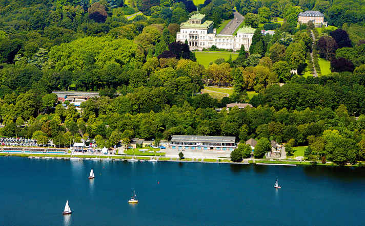 Blick am 31.08.2008 ¸ber den Ruderklub am Baldeneysee auf die Villa H¸gel in Essen. Der Baldeneysee ist mit Abstand der grˆﬂte der sechs Ruhrstauseen. Er liegt im S¸den der Stadt Essen und entstand zwischen Juli 1931 und M‰rz 1933. Zum Bau des Sees wurden Grundst¸cke von Krupp benˆtigt. Als der Industriebaron Gustav Krupp von Bohlen und Halbach zugesichert bekam, dass man den See von seiner Villa H¸gel aus sehen kann, stimmte er dem Bau zu. Foto: euroluftbild.de/Dr. Gregor Schmitz - ACHTUNG! GESPERRT F‹R BILDFUNK +++(c) dpa - Report+++